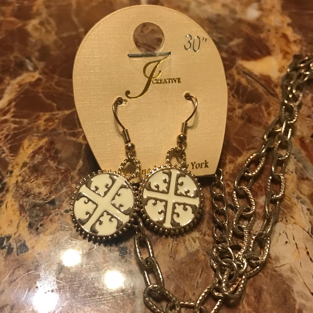 🆕 Classy designer inspired necklace & earring set - Picture 2 of 3